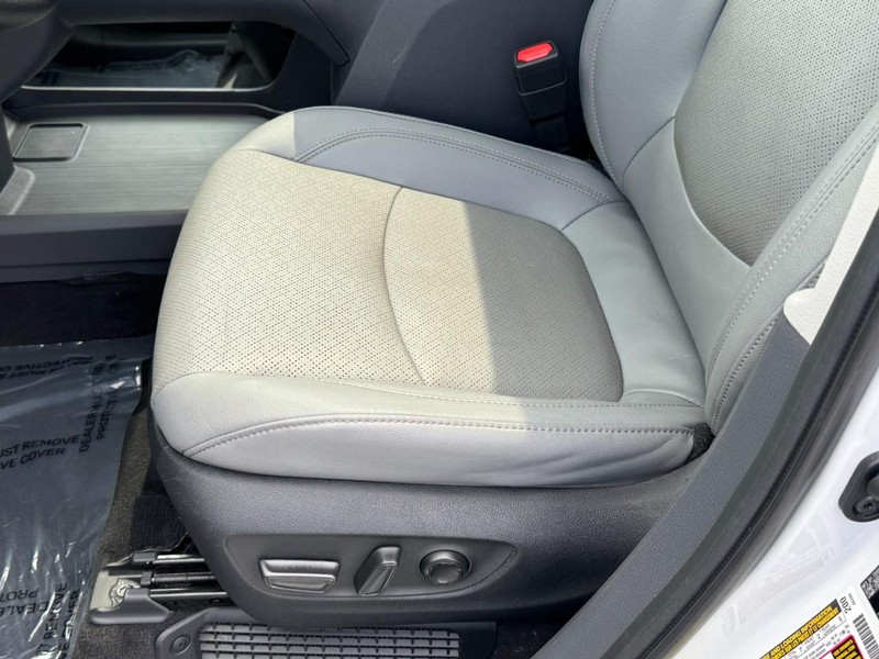 Toyota Sienna Vehicle Image 33
