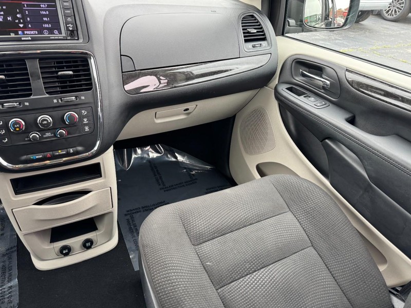 Dodge Grand Caravan Vehicle Image 21