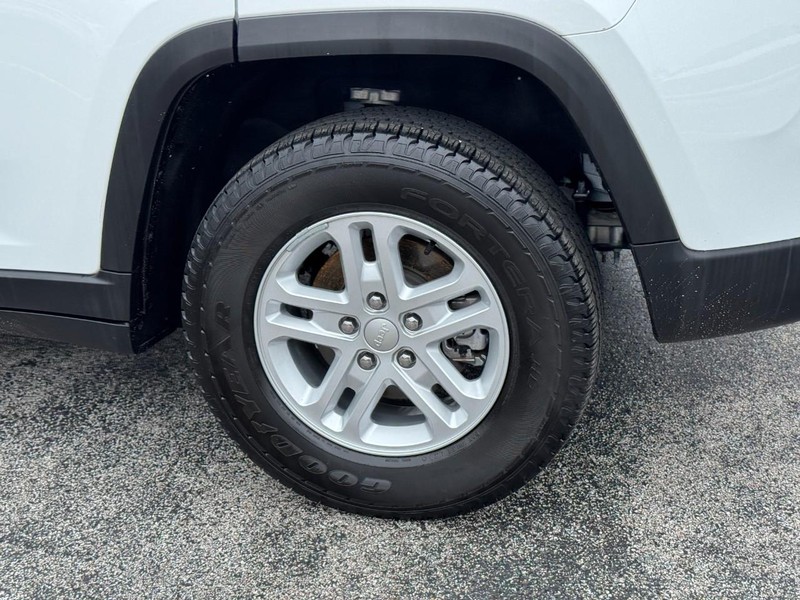 Jeep Grand Cherokee Vehicle Image 07