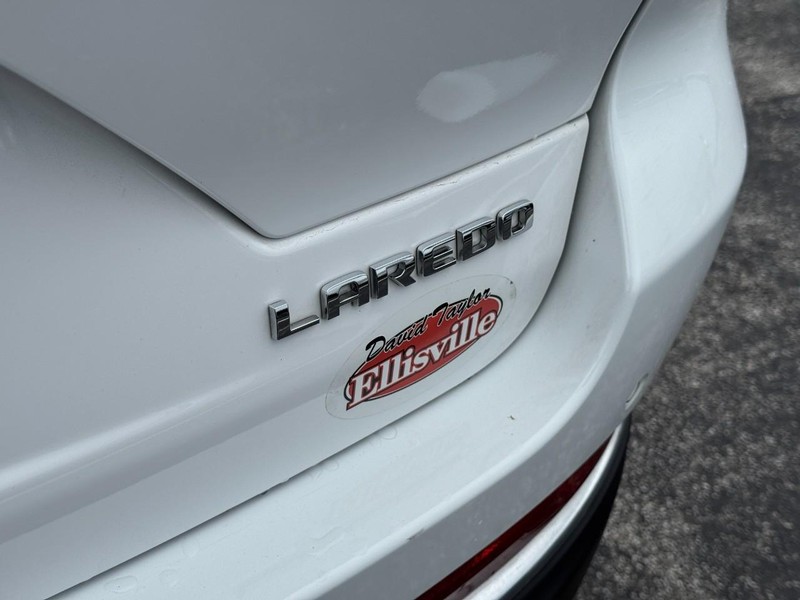 Jeep Grand Cherokee Vehicle Image 11