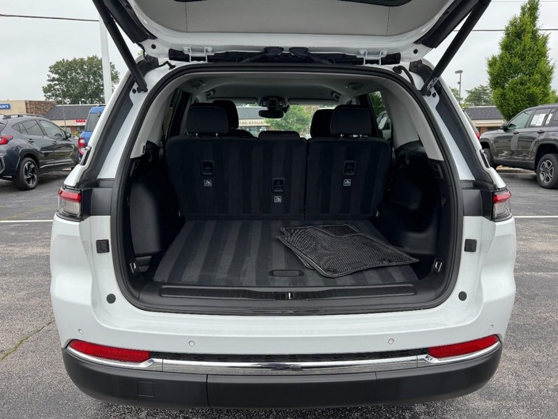 Jeep Grand Cherokee Vehicle Image 13
