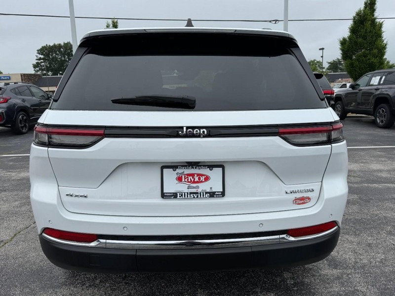 Jeep Grand Cherokee Vehicle Image 15