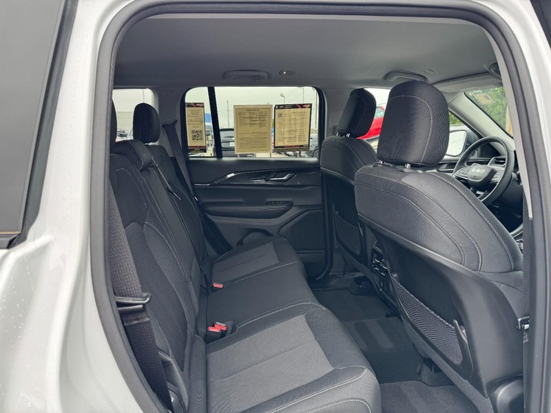 Jeep Grand Cherokee Vehicle Image 16