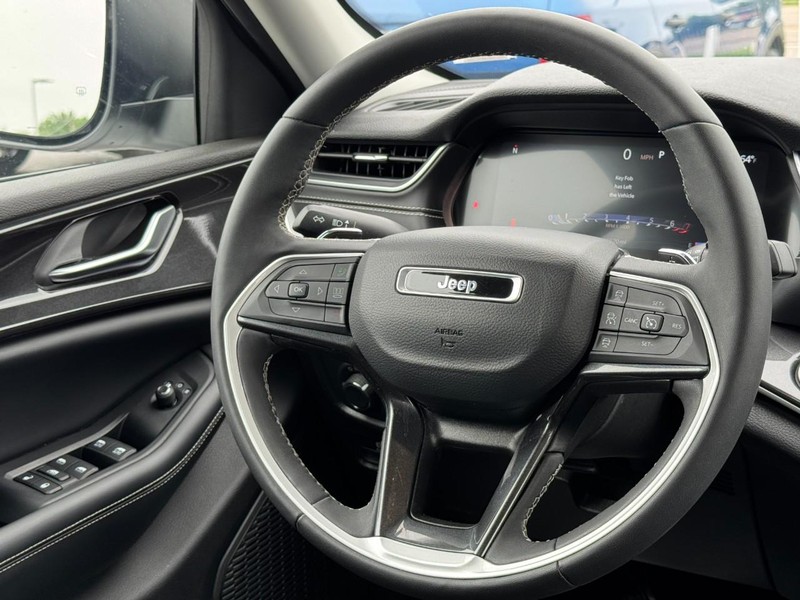 Jeep Grand Cherokee Vehicle Image 18