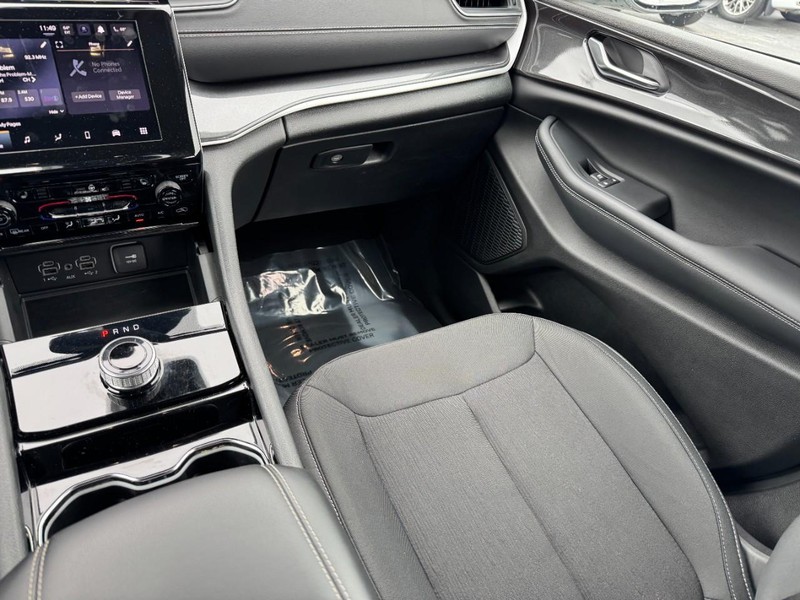 Jeep Grand Cherokee Vehicle Image 21