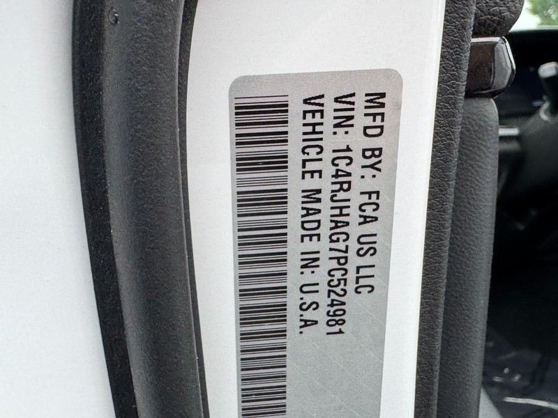 Jeep Grand Cherokee Vehicle Image 30