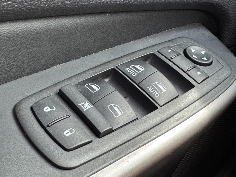 Jeep Cherokee Vehicle Image 35