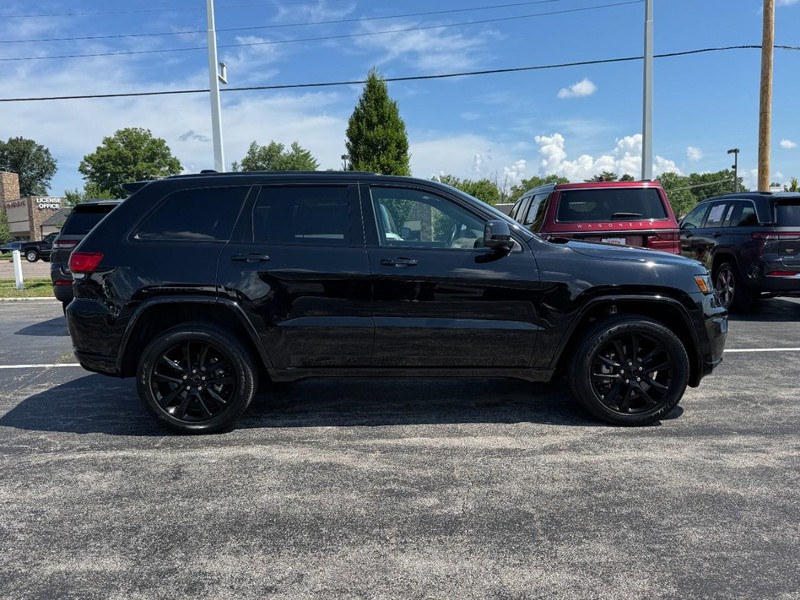 Jeep Grand Cherokee Vehicle Image 02