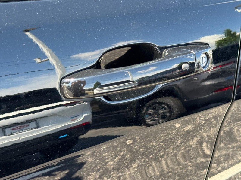 Jeep Grand Cherokee Vehicle Image 12
