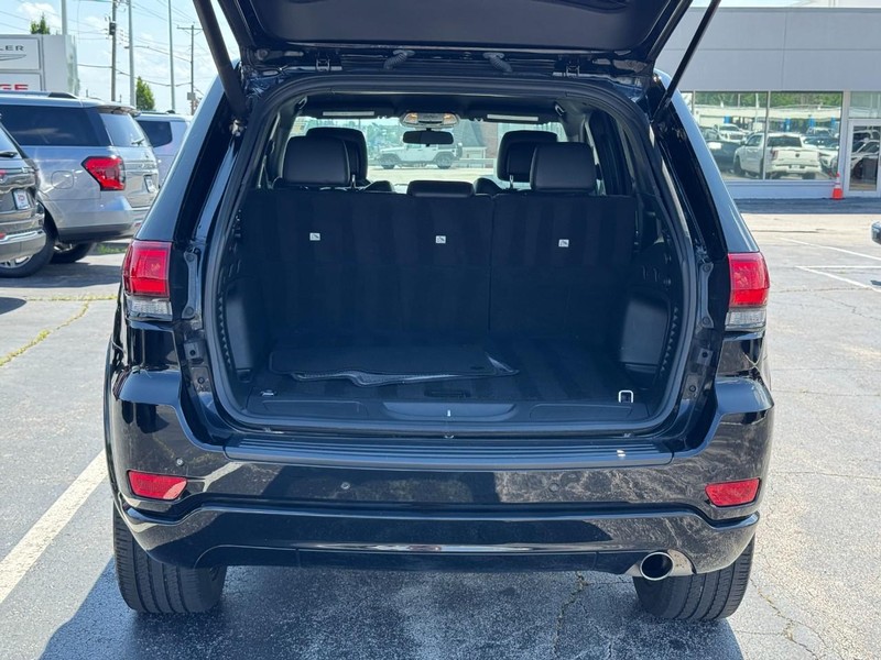 Jeep Grand Cherokee Vehicle Image 14