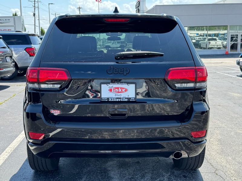 Jeep Grand Cherokee Vehicle Image 16