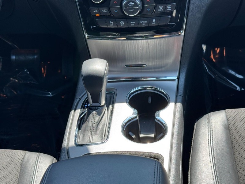 Jeep Grand Cherokee Vehicle Image 21
