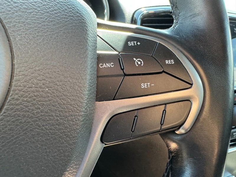 Jeep Grand Cherokee Vehicle Image 24
