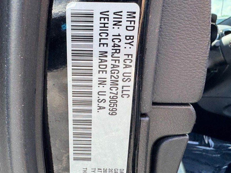Jeep Grand Cherokee Vehicle Image 32
