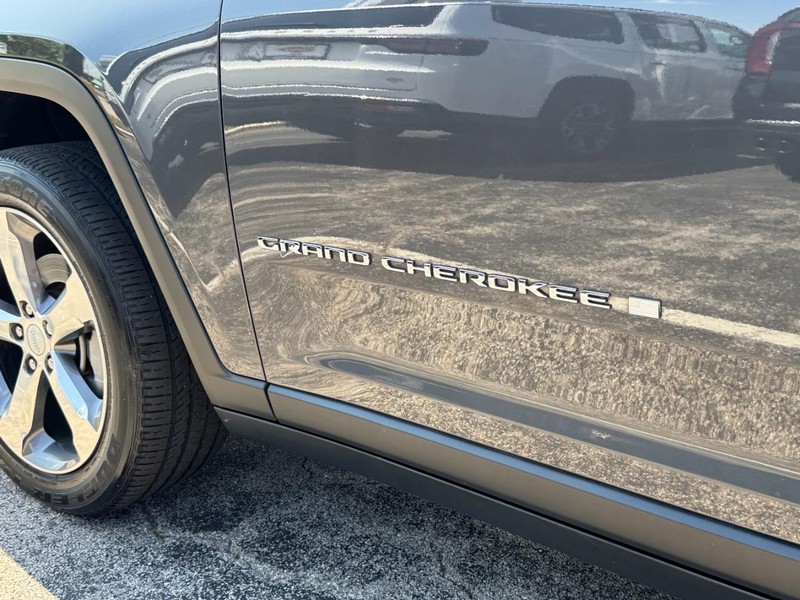 Jeep Grand Cherokee Vehicle Image 11
