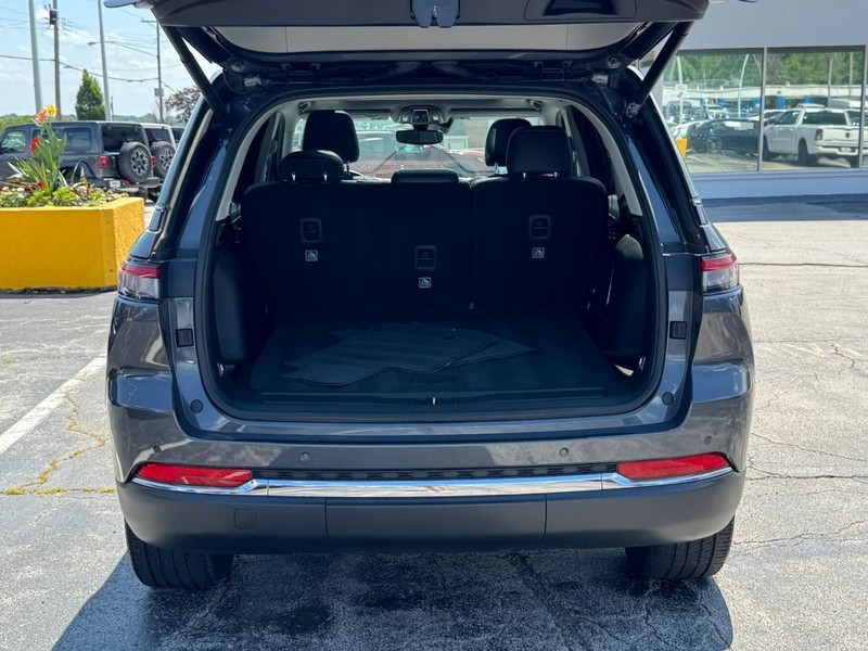 Jeep Grand Cherokee Vehicle Image 14
