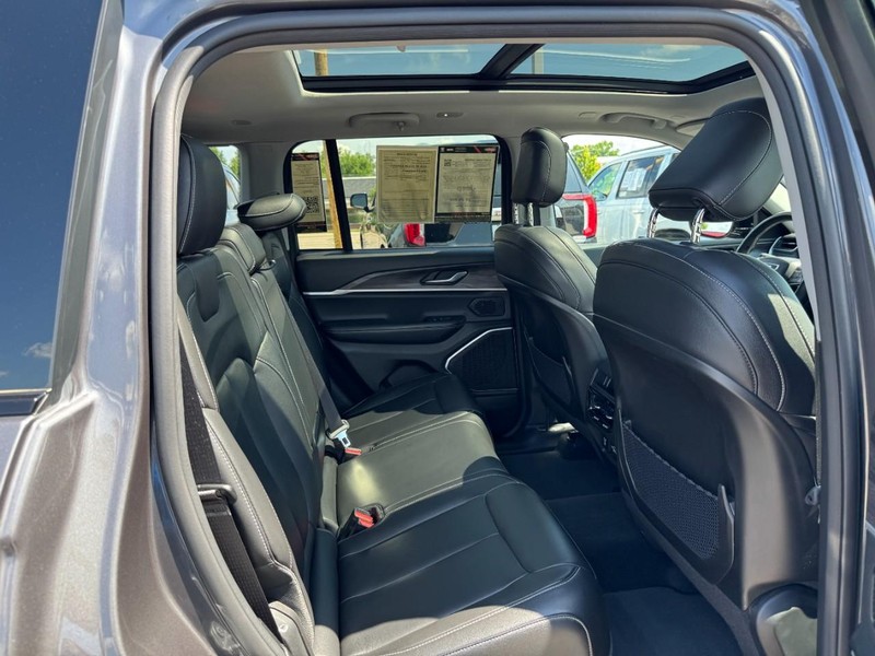 Jeep Grand Cherokee Vehicle Image 16