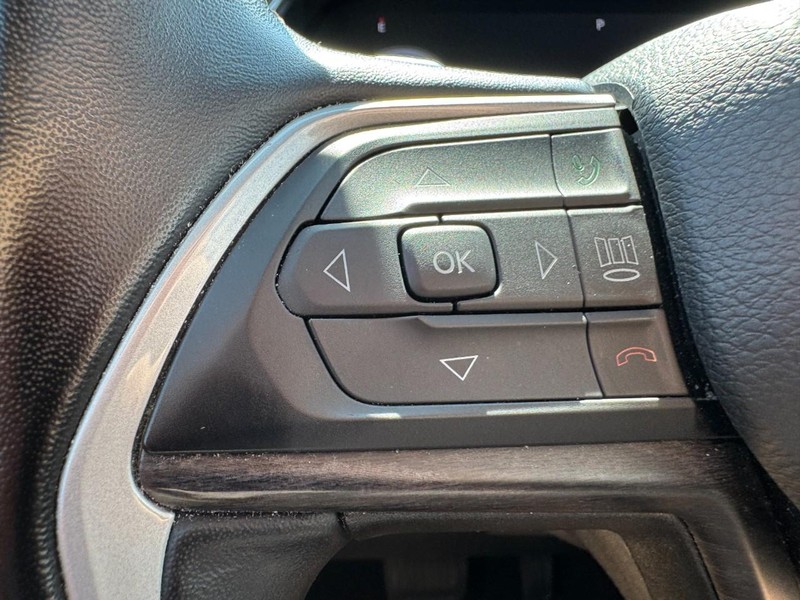Jeep Grand Cherokee Vehicle Image 24