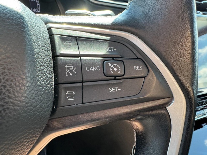 Jeep Grand Cherokee Vehicle Image 25