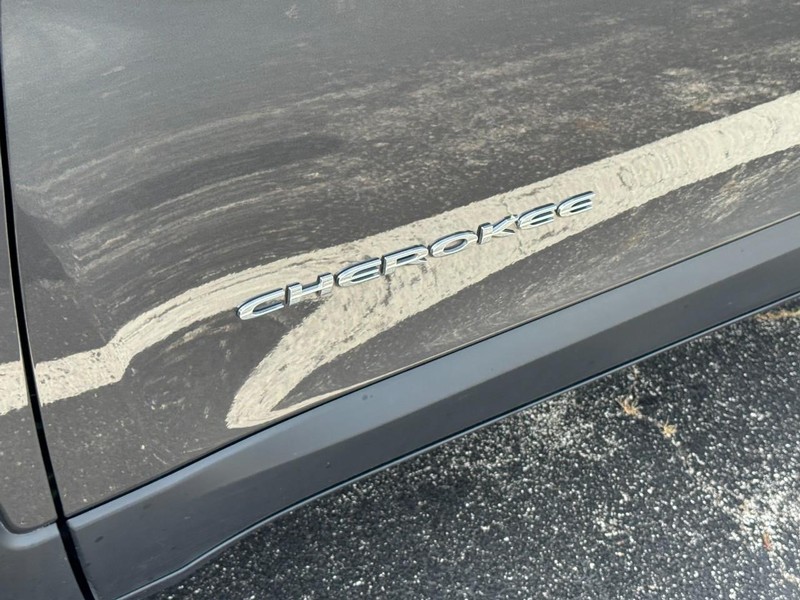 Jeep Cherokee Vehicle Image 12