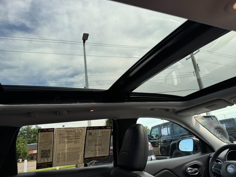 Jeep Cherokee Vehicle Image 20