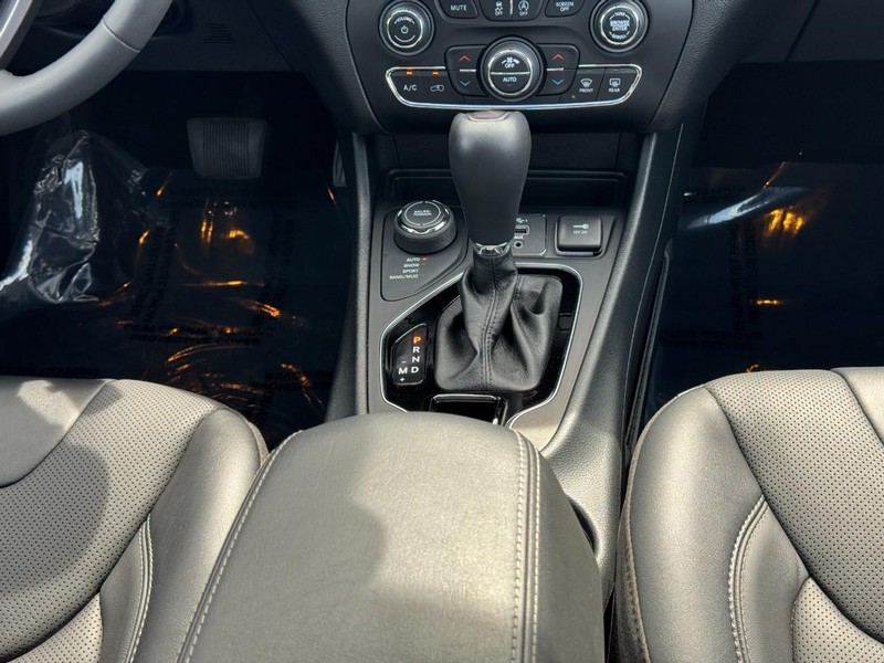 Jeep Cherokee Vehicle Image 24