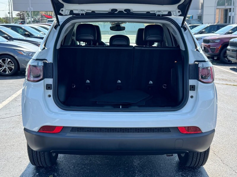 Jeep Compass Vehicle Image 15