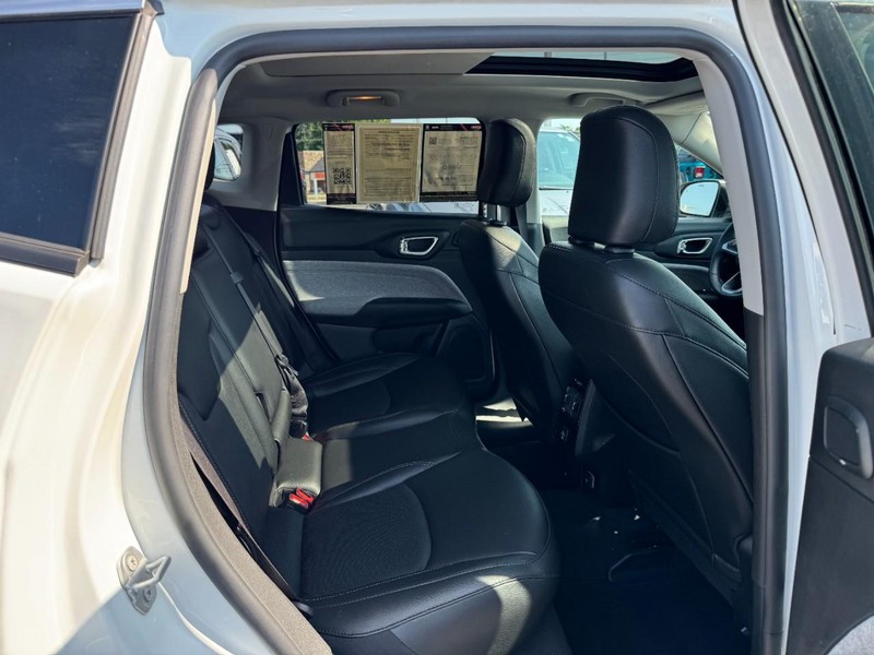 Jeep Compass Vehicle Image 17