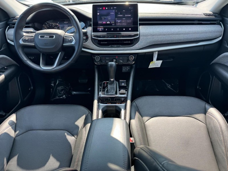 Jeep Compass Vehicle Image 18