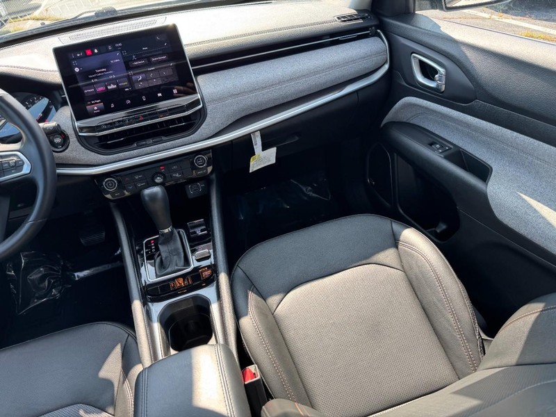 Jeep Compass Vehicle Image 22