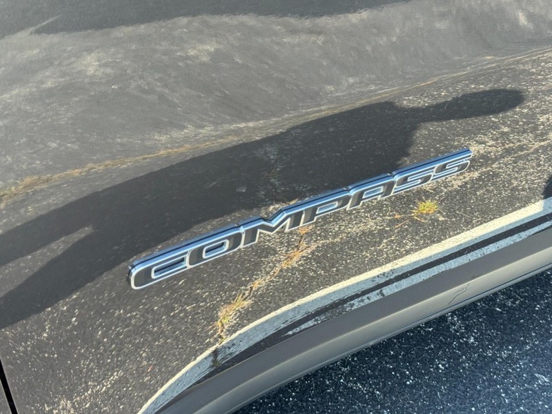 Jeep Compass Vehicle Image 12