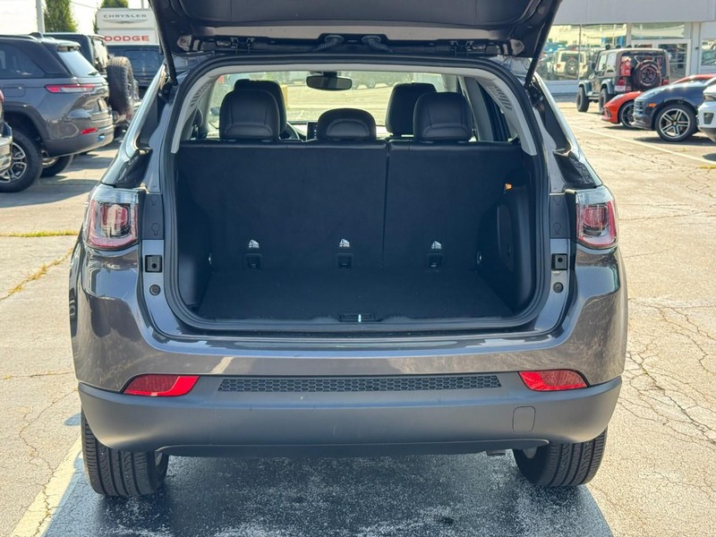 Jeep Compass Vehicle Image 16