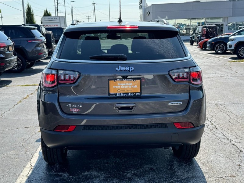 Jeep Compass Vehicle Image 17