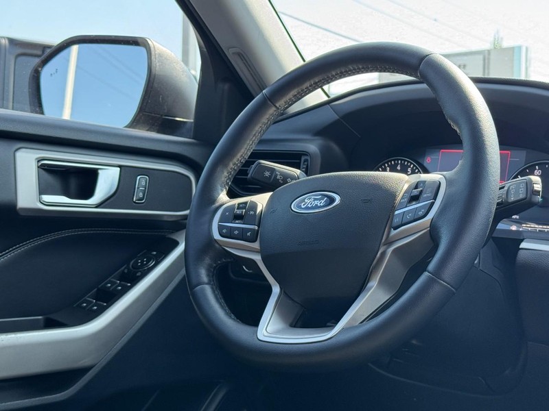 Ford Explorer Vehicle Image 17