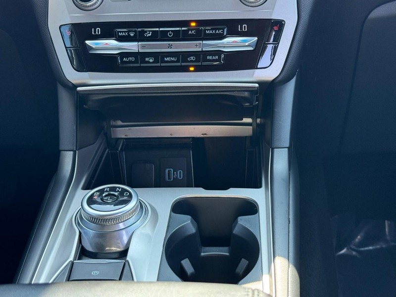 Ford Explorer Vehicle Image 19