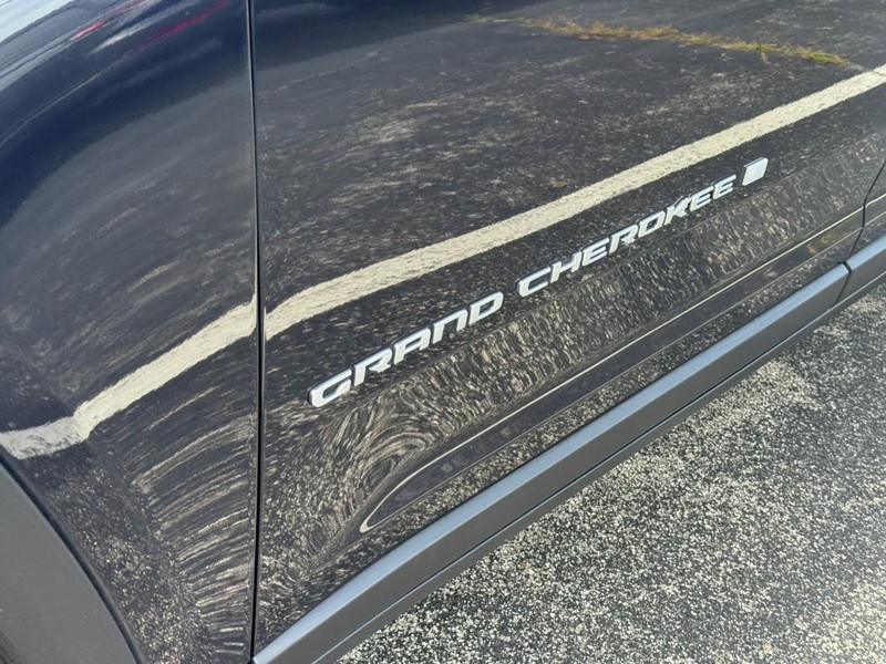 Jeep Grand Cherokee L Vehicle Image 12