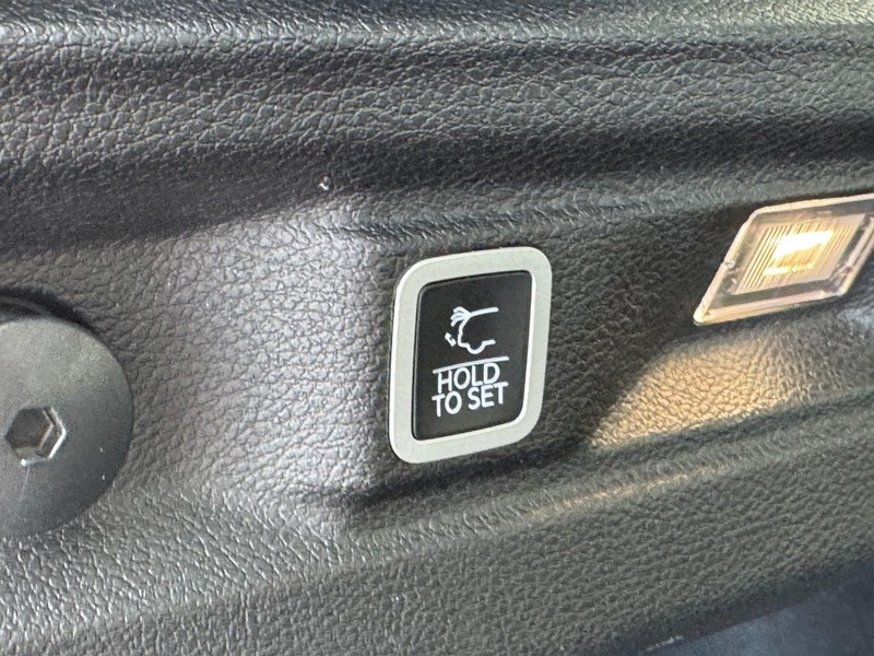 Jeep Grand Cherokee L Vehicle Image 16