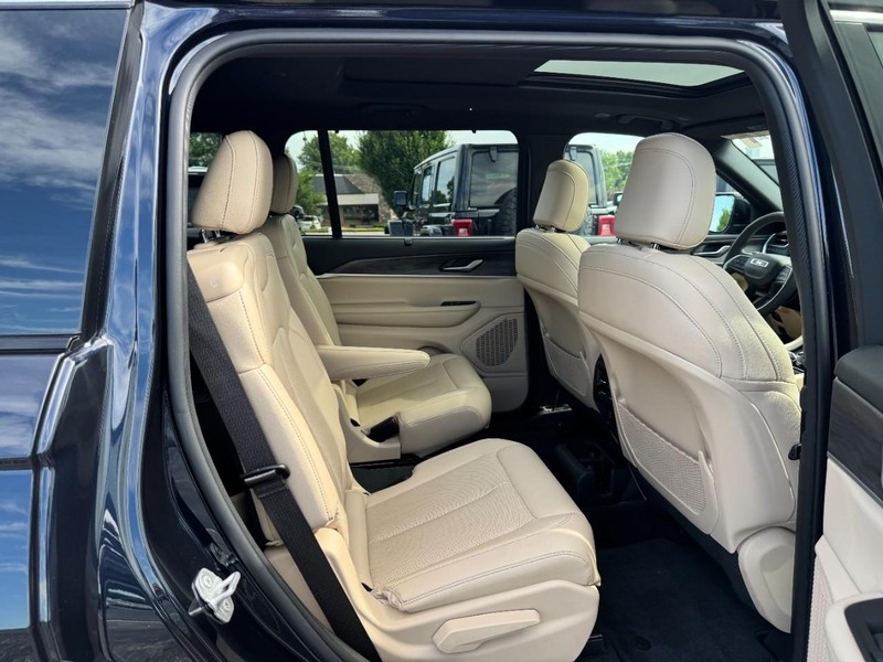 Jeep Grand Cherokee L Vehicle Image 18