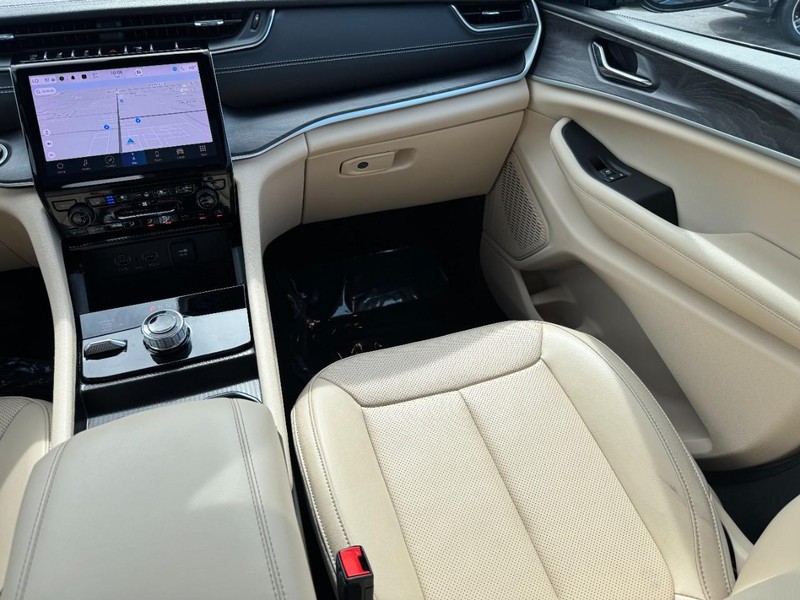 Jeep Grand Cherokee L Vehicle Image 23