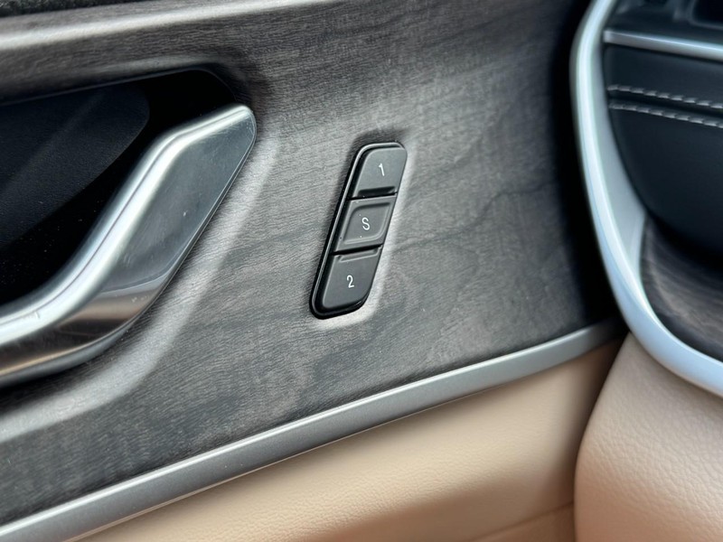 Jeep Grand Cherokee L Vehicle Image 25