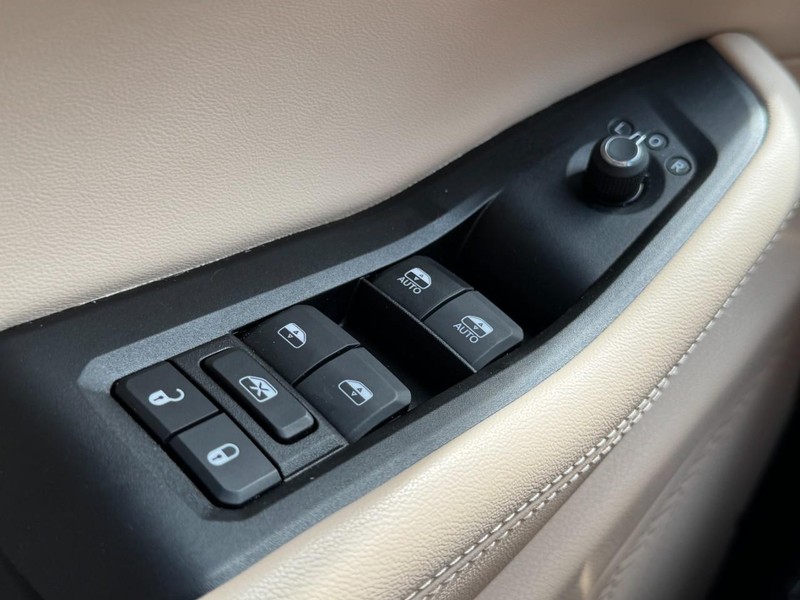 Jeep Grand Cherokee L Vehicle Image 33