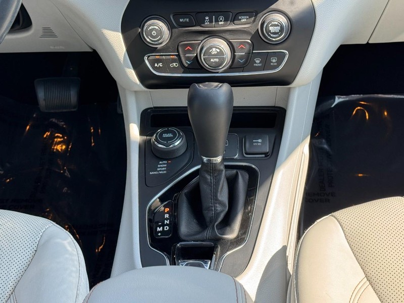 Jeep Cherokee Vehicle Image 22