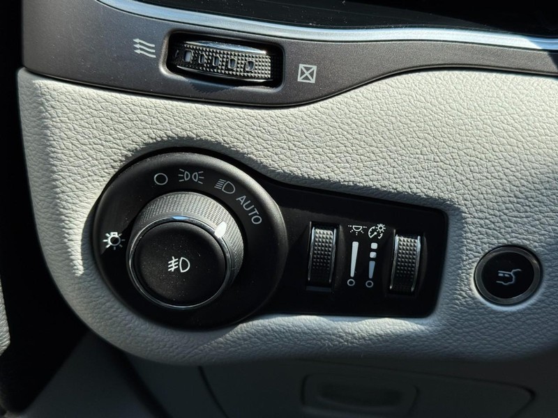 Jeep Cherokee Vehicle Image 25