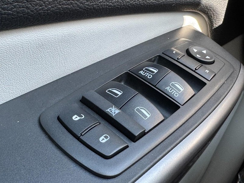 Jeep Cherokee Vehicle Image 32