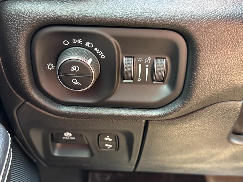 Ram 1500 Vehicle Image 26