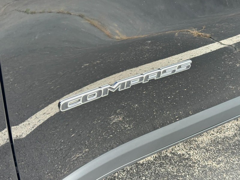 Jeep Compass Vehicle Image 12