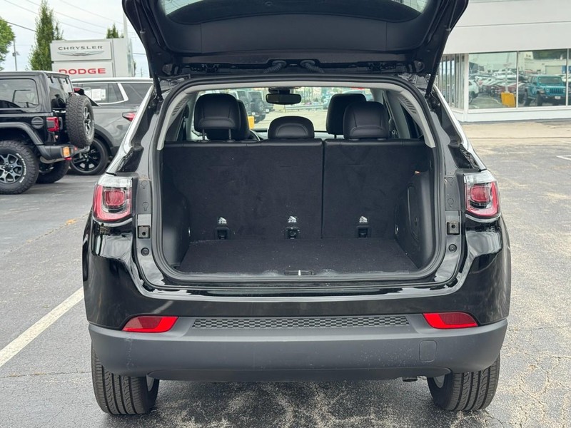Jeep Compass Vehicle Image 16