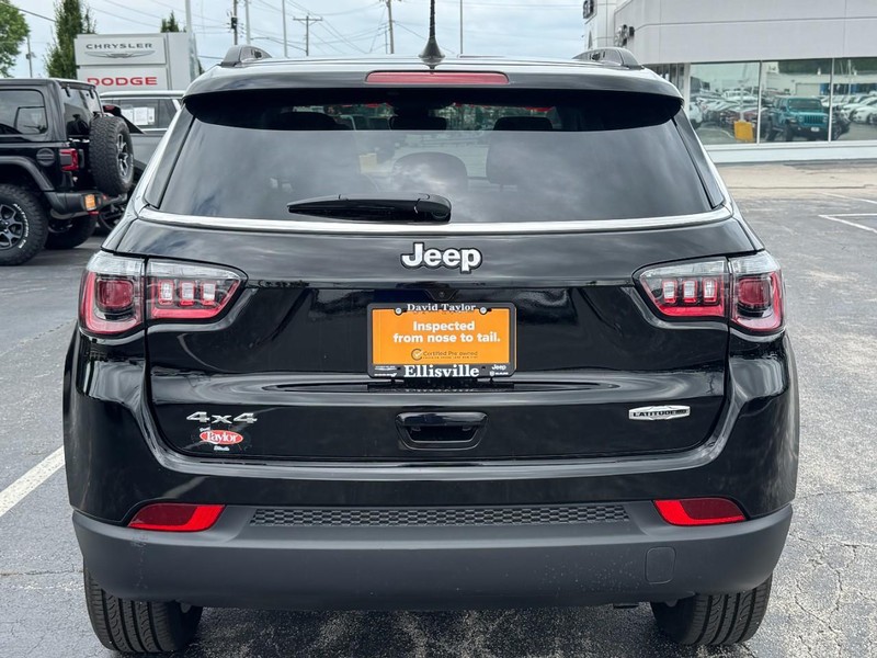 Jeep Compass Vehicle Image 17