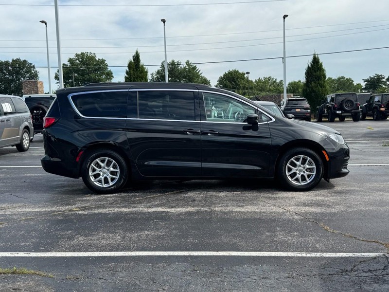 Chrysler Voyager Vehicle Image 02