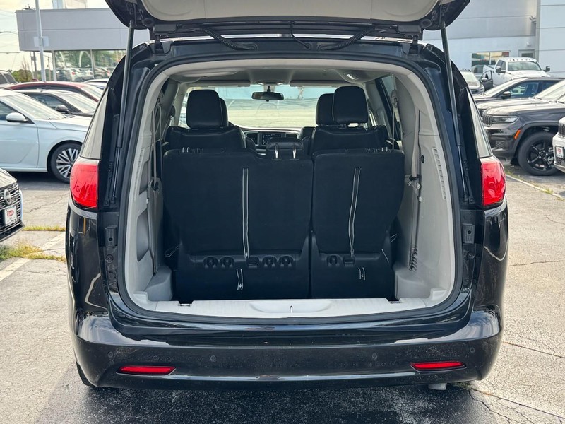 Chrysler Voyager Vehicle Image 13